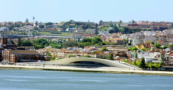 Les bâtiments modernes du front de mer de Lisbonne — Photo