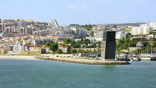 Lizbon 'un sahil şeridinde modern binalar — Stok fotoğraf