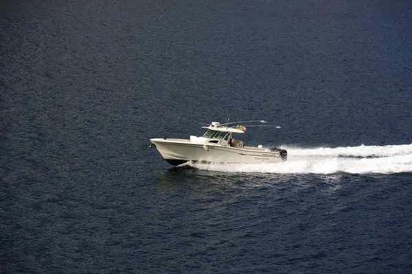 Gradywhite ZL240  sailing across the Kotor Bay — Stock Photo, Image