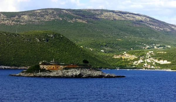 Alte Festung am Eingang zur Kotor-Bucht — Stockfoto