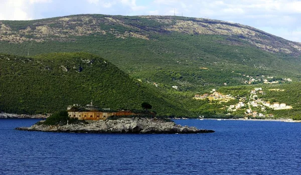 Kotor Körfezi girişinde eski sur — Stok fotoğraf