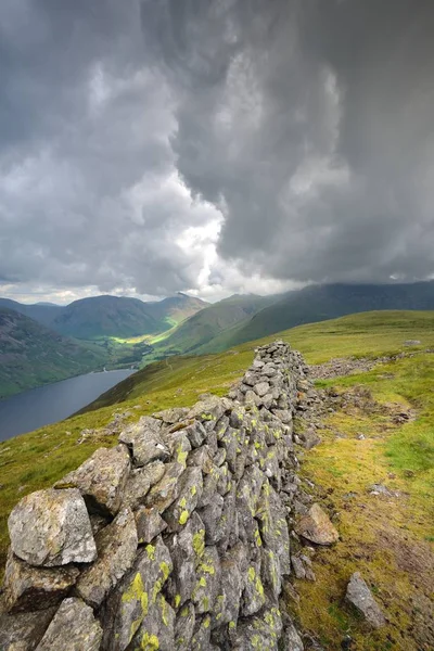 Wasdale ve Wast Water üzerinde kara bulutlar — Stok fotoğraf