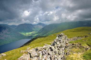 Wasdale ve Wast Water üzerinde kara bulutlar