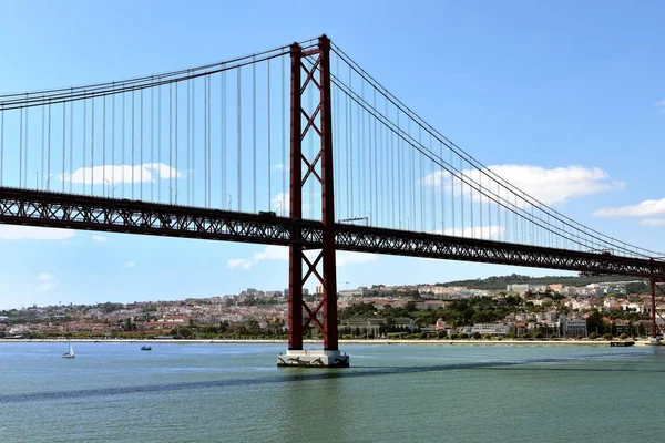 タルガス川と4月25日橋 — ストック写真