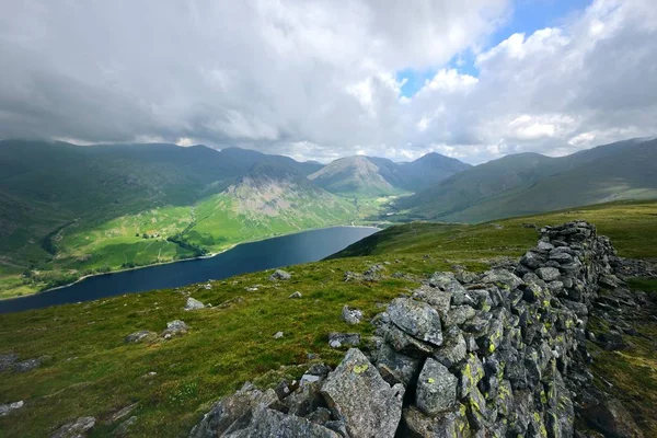 Темные облака над Васдейлом и Wast Water — стоковое фото