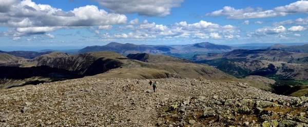 Hikers following the track off the summit — Stock Photo, Image