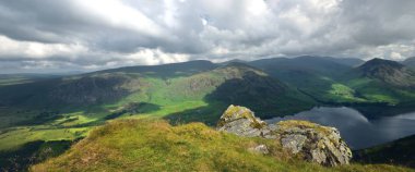 Wasdale fells üzerinde kara bulutlar