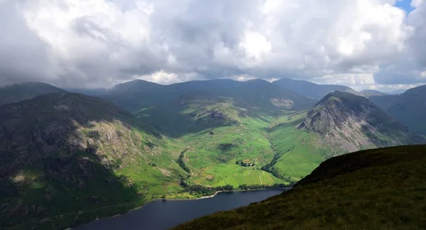 Dunkle Wolken über Wasdale und Abwasser — Stockfoto