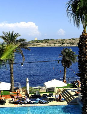 Özel yüzme havuzunun tadını çıkaran turistler