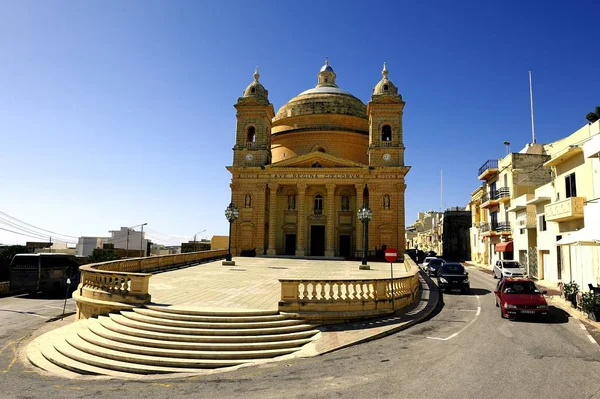 Lumière du soleil sur une église en dôme à Matla — Photo