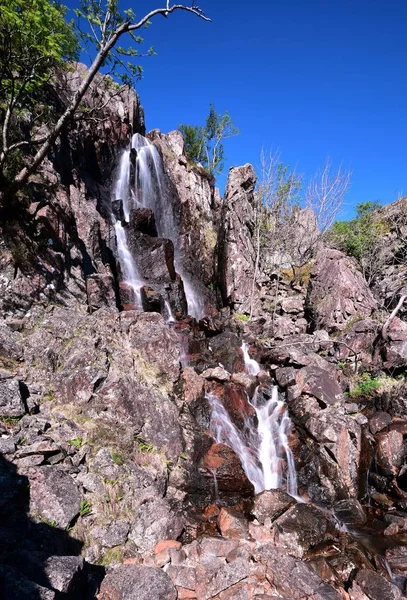 Каскад воды на склонах Базового Брауна — стоковое фото