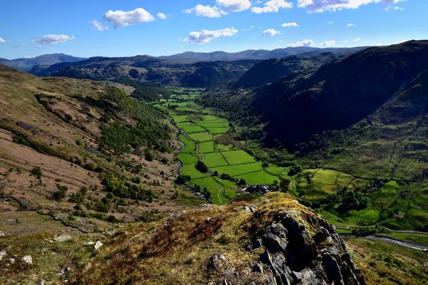 The green fields of the Seathwaite valley — Stock Photo, Image