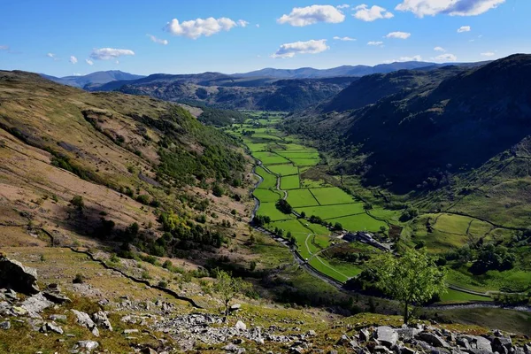 Os campos verdes do vale de Seathwaite — Fotografia de Stock