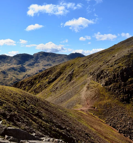 Il ripido sentiero che sale sul pendio di Great Gable — Foto Stock