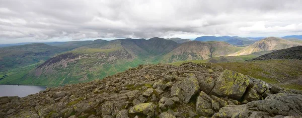 Nuvole scure sopra le cascate di Wasdale — Foto Stock