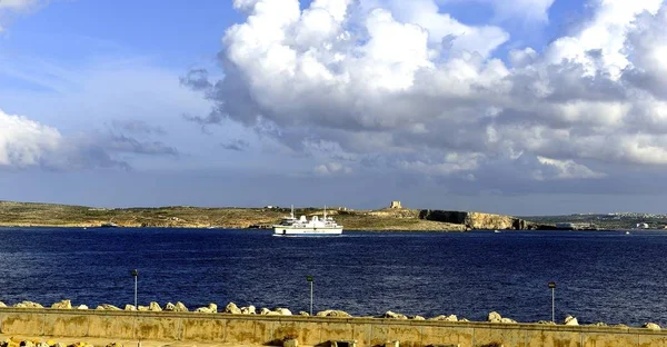 Apinu segling i hamnen i Mgarr — Stockfoto