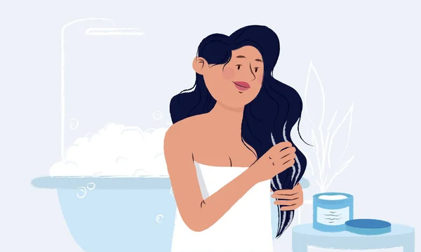 Mujer joven envuelta en una toalla en su cuarto de baño aplicando la máscara del frasco en su cabello largo y húmedo después de la ducha. Chica disfrutando del ritual de belleza. Rutina de belleza cotidiana. Higiene y autocuidado de las mujeres . — Vector de stock