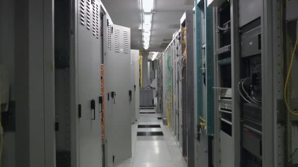 Dentro da sala de servidores de telecomunicações, amplie . — Vídeo de Stock