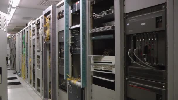 Dentro da sala do servidor de telecomunicações, panorama . — Vídeo de Stock