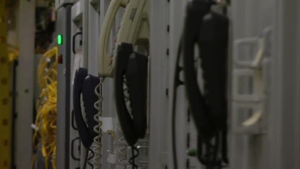 Linhas de prateleiras com equipamento de telecomunicações em sala de datacenter — Vídeo de Stock