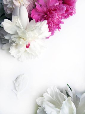 Beyaz bir masada pembe ve beyaz çiçeklerle alay edin.                              