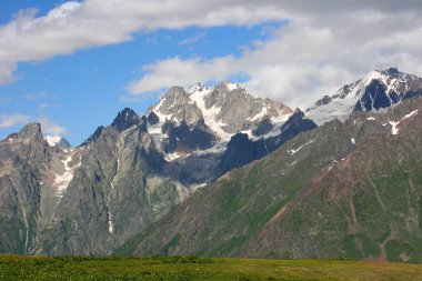 Dağ manzarası, yazın pitoresk dağlar, Georgia 'da geniş bir manzara. Yaz yeşillikleri. Seyahat ve tatil dağlarda.