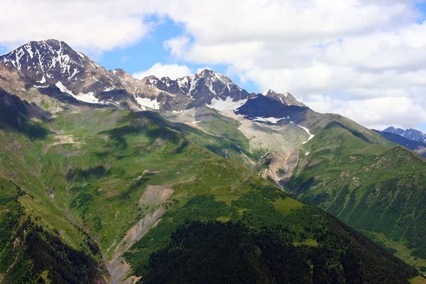 山の風景 夏には絵のような山 大規模なパノラマ ジョージア州 夏の緑 山の中での旅行と休暇 — ストック写真