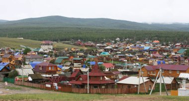 Olkhon adasındaki Baykal yakınlarında ahşap evler. Kır tarafı, orman ve çiftlik arazisi. Güzel manzara, doğal arkaplan ve telif alanı.