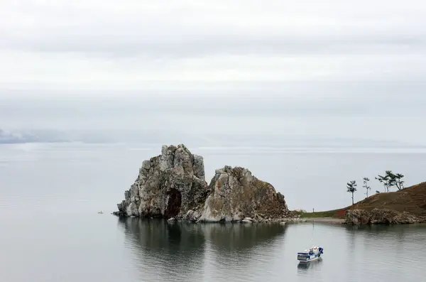 夏天的贝加尔湖奥赫恩岛 沙门卡岩的自然地标景观 湖泊的天然背景 美丽的景观背景和复制空间 — 图库照片