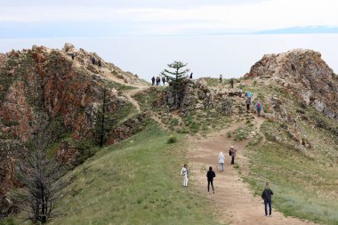 Yazın Baykal Gölü. Yağmurlu ve sisli havada Olkhon Adası manzarası. Göl doğal arka plan. Kopya alanı ile güzel manzara arkaplanı