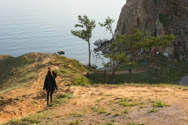 夏天的贝加尔湖奥赫恩岛 沙门卡岩的自然地标景观 湖泊的天然背景 美丽的景观背景和复制空间 — 图库照片