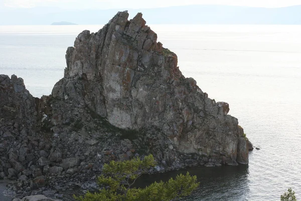 夏天的贝加尔湖奥赫恩岛 沙门卡岩的自然地标景观 湖泊的天然背景 美丽的景观背景和复制空间 — 图库照片