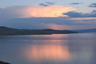 Yazın Baykal Gölü. Gün batımı. Olkhon Adası 'nın doğal manzarası, Şamanka Kayası. Göl doğal arka plan. Kopya alanı ile güzel manzara arkaplanı