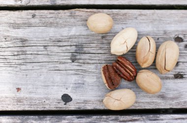 Ahşap arka planda ceviz fıstığı, kopyalanmış üst manzara. Fındık veiw kapatın.