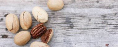 Ahşap arka planda ceviz fıstığı, kopyalanmış üst manzara. Fındık veiw kapatın. Kopyalama alanı olan pankart boyutu. 