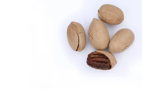 Kacang Pecan Pada Latar Belakang Putih Tampilan Atas Dengan Ruang — Stok Foto