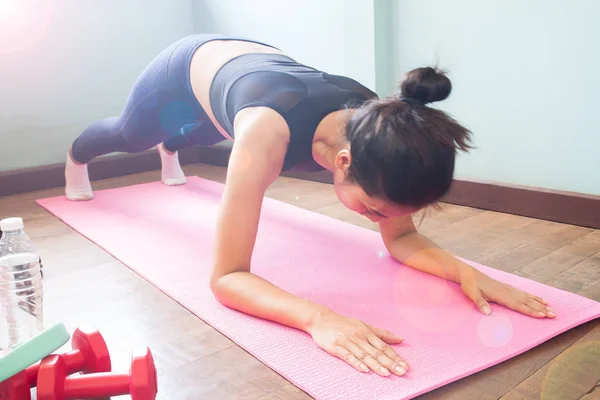 Sportliche Frau Beim Planken Auf Yogamatte Gesundes Lifestylekonzept — Stockfoto