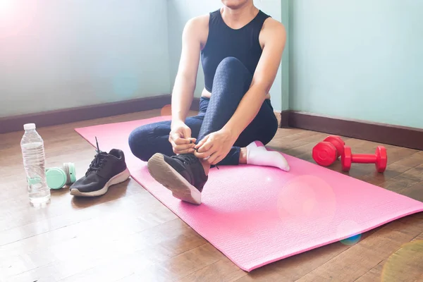 Frau Sportkleidung Bindet Ihren Schuh Sitzend Auf Yogamatte Schönheit Und — Stockfoto