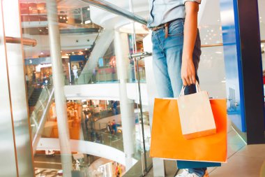 Jeans giyim alışveriş tutan kadın çanta, moda ve yaşam tarzı kavramı