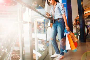 Son moda yaşam tarzı Asyalı kadın Holding alışveriş torbaları ve smartphone, yaşam kavramı