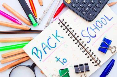 Okul malzemeleri Beyaz arka plan üzerinde yaratıcı düz lay 