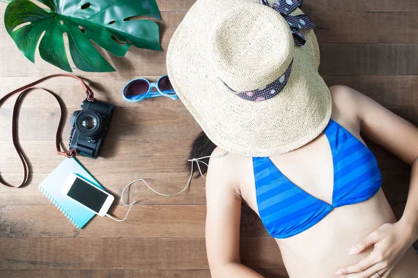 Vrouw Bikini Van Blauwe Kleur Liggen Houten Vloer Luisteren Muziek — Stockfoto