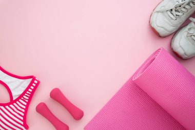 Spor aletleri ve sportif kadının aksesuarlar, pembe bir arka plan üzerinde beyaz ve pembe renk tonu seçeneðini belirleyin