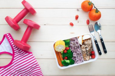 Yaratıcı düz beslenme beslenme çantası, düşük kalori ve sağlıklı malzemelerle yatıyordu. Spor ve fitness kavramı sağlıklı gıda ile