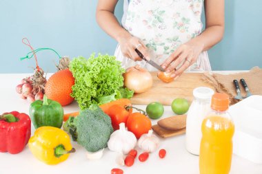 Beslenme ve çeşitli sebze ve gıda yapma kadın ile sağlıklı mutfak