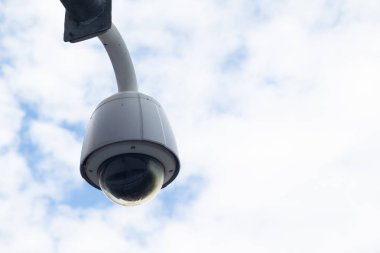 CCTV panorama fotoğraf makinesi, güvenlik veya koruma teknolojisi. CCTV ile bulutlu ve gökyüzü