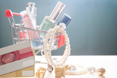 Kadının essentials, kozmetik ve aksesuar Online alışveriş kavramı kredi kartıyla alışveriş arabası 