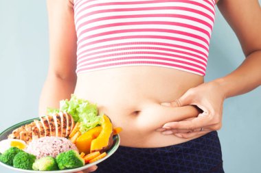 Kadın fitness giyim sağlıklı gıda tutarak karın yağ ile. Sağlıklı ve diyet kavramı