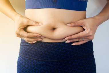 Elleri onun karın yağ ölçme kadın yakın çekim