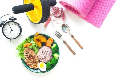 «Ana sayfa» sağlıklı gıda, ızgara tavuk göğsü, yumurta ve sebze ile buhar pirinç berry görünüm. Egzersiz kadın için sağlıklı gıda